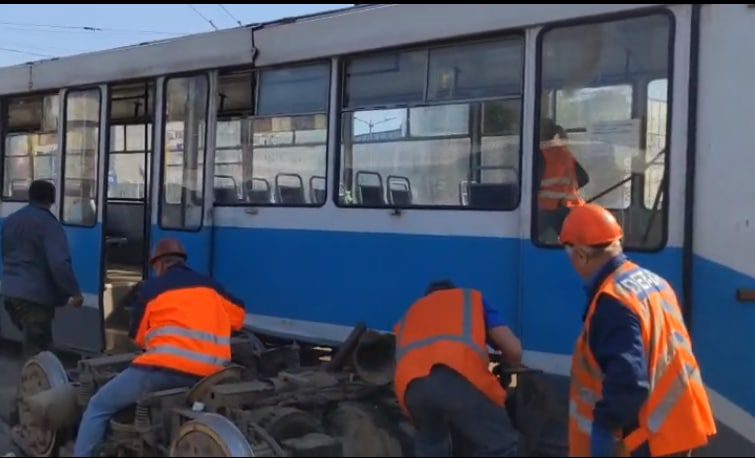 В Днепре возле речпорта столкнулись трамвай и грузовик: есть пострадавшие - рис. 2