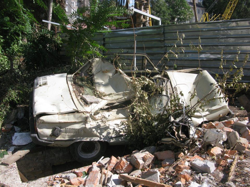 В центре Днепра рядом со снесенным строением обнаружили раздавленную легковушку - рис. 1
