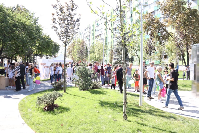 Подарок ко Дню города: в Днепре открыли парк на Слобожанском проспекте (Фото) - рис. 3