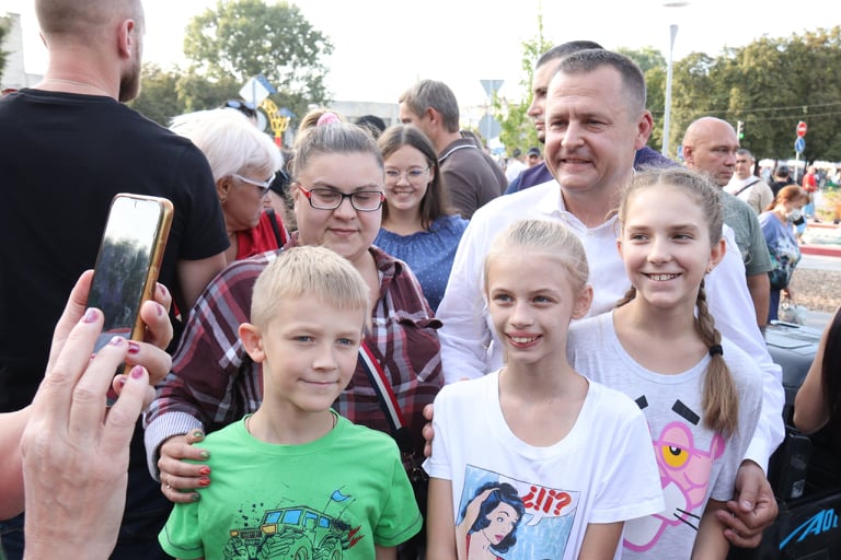 Мэр Днепра Борис Филатов присоединился к празднованию Дня города в сквере Усачёва - рис. 12