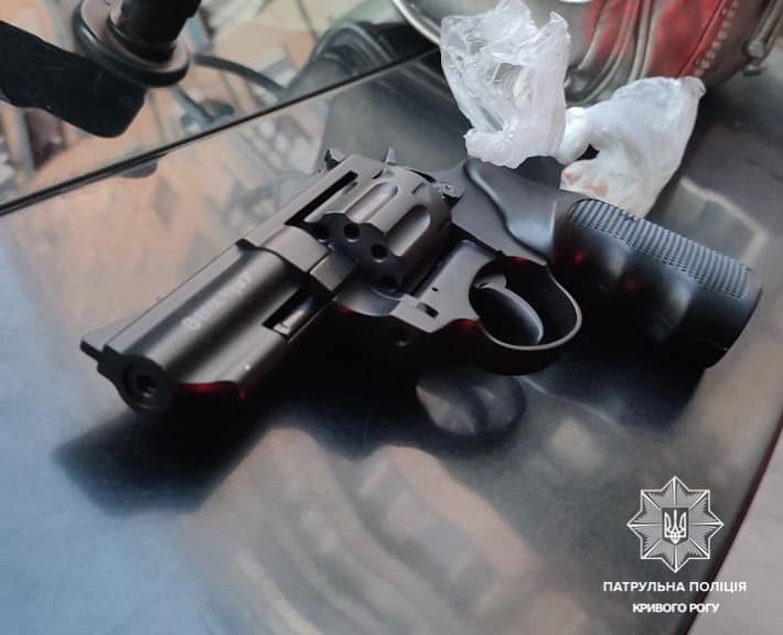Под Днепром полиция изъяла у подозрительной пары оружие - рис. 1