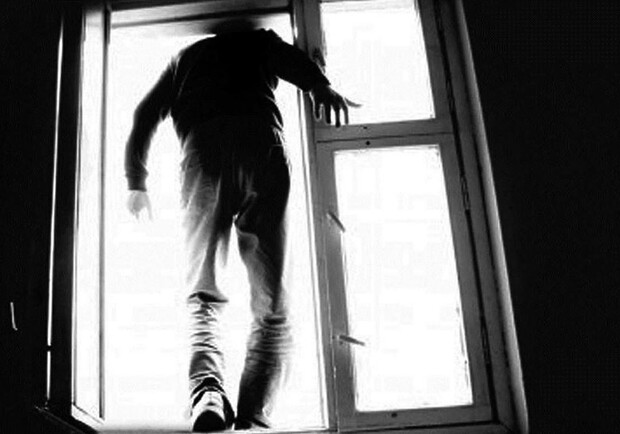В Днепре 58-летний мужчина выпрыгнул из окна из-за «магического воздействия» - рис. 1