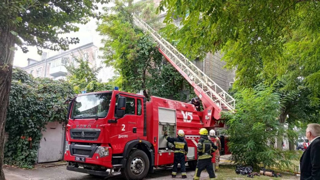 В центре Днепра горела многоэтажка: пожарные спасли пенсионерку (Фото) - рис. 1