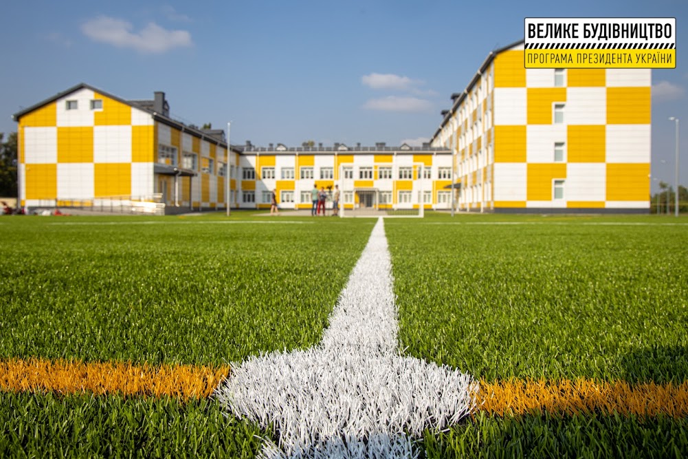 На Днепропетровщине завершают реконструкцию школьного стадиона - рис. 9
