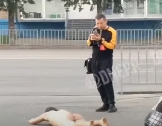 Инцидент в стиле «ню»: в Днепре неадекватный мужчина устроил дебош на улице (Видео) - рис. 1