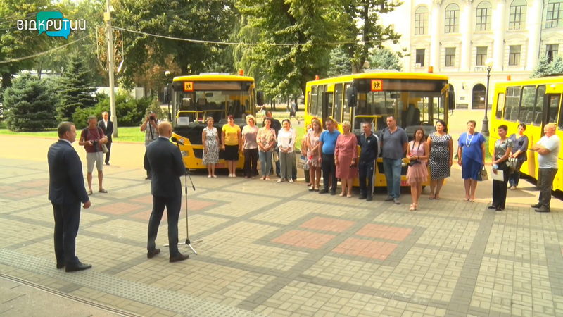 На Днепропетровщине теробщинам передали новые школьные автобусы (Видео) - рис. 5