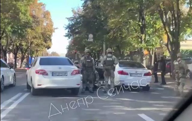В Днепре сотрудники спецподразделения КОРД задержали водителя BMW (Видео) - рис. 2