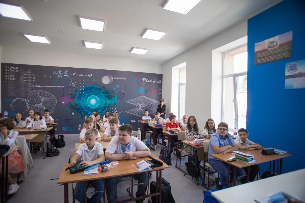 Порядка 800 учеников пошли в обновленную гимназию Днепра - рис. 11