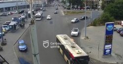 В Днепре возле Центрального моста легковушка врезалась в автобус (Видео) - рис. 4