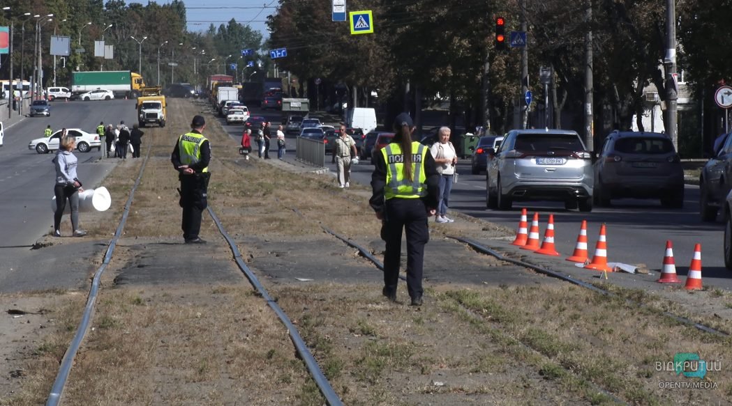 Место теракта в Днепре оцеплено: на проспекте Хмельницкого перекрыто движение (Фото) - рис. 1