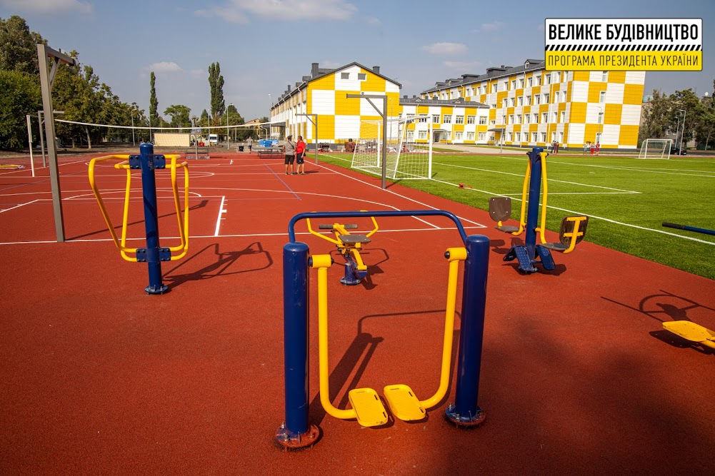 На Днепропетровщине завершают реконструкцию школьного стадиона - рис. 12