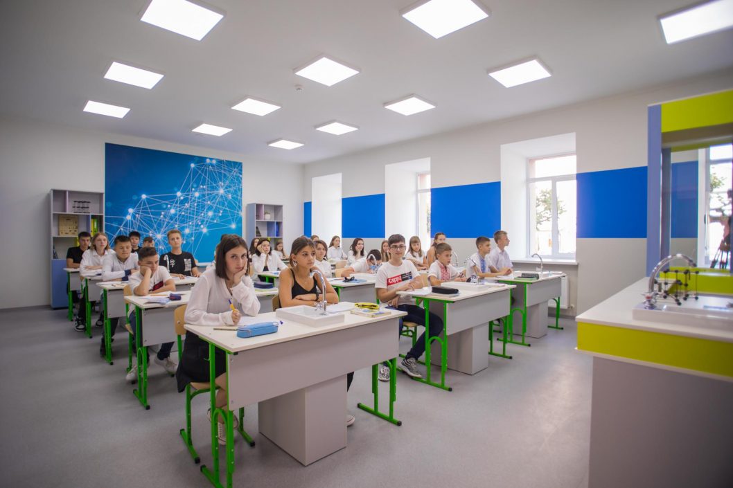 Порядка 800 учеников пошли в обновленную гимназию Днепра - рис. 1