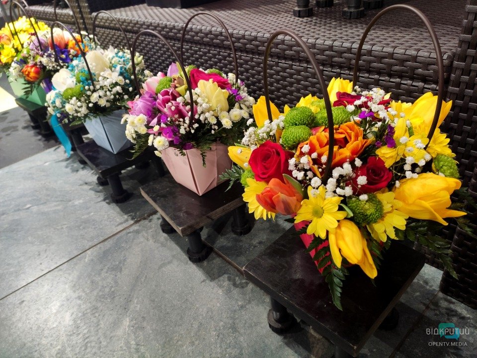 Праздничный ажиотаж: сколько стоит купить цветы 1 сентября в Днепре - рис. 7