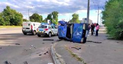 В Днепре на Слобожанском проспекте столкнулись ВАЗ и Honda: есть пострадавшие - рис. 1