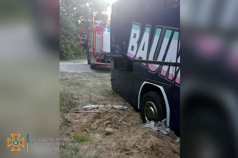 Застряли в песке: в Днепре спасатели вытащили на дорогу автобус с детьми - рис. 1