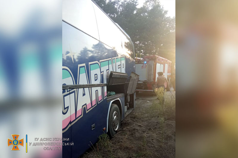 Застряли в песке: в Днепре спасатели вытащили на дорогу автобус с детьми - рис. 2
