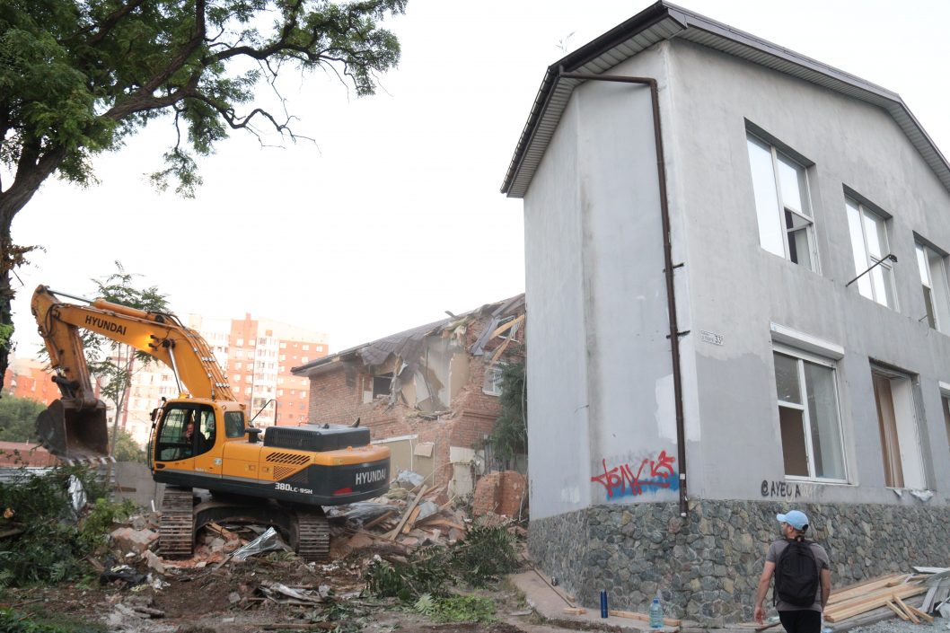 В центре Днепра рядом со снесенным строением обнаружили раздавленную легковушку - рис. 2