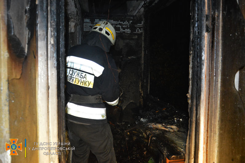 В Днепре пожарные спасли женщину из пылающей квартиры (Фото/Видео) - рис. 2
