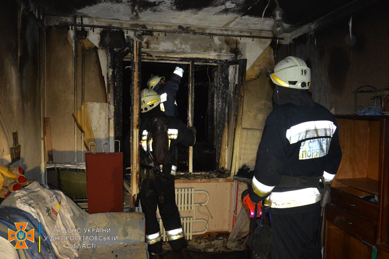 В Днепре пожарные спасли женщину из пылающей квартиры (Фото/Видео) - рис. 1