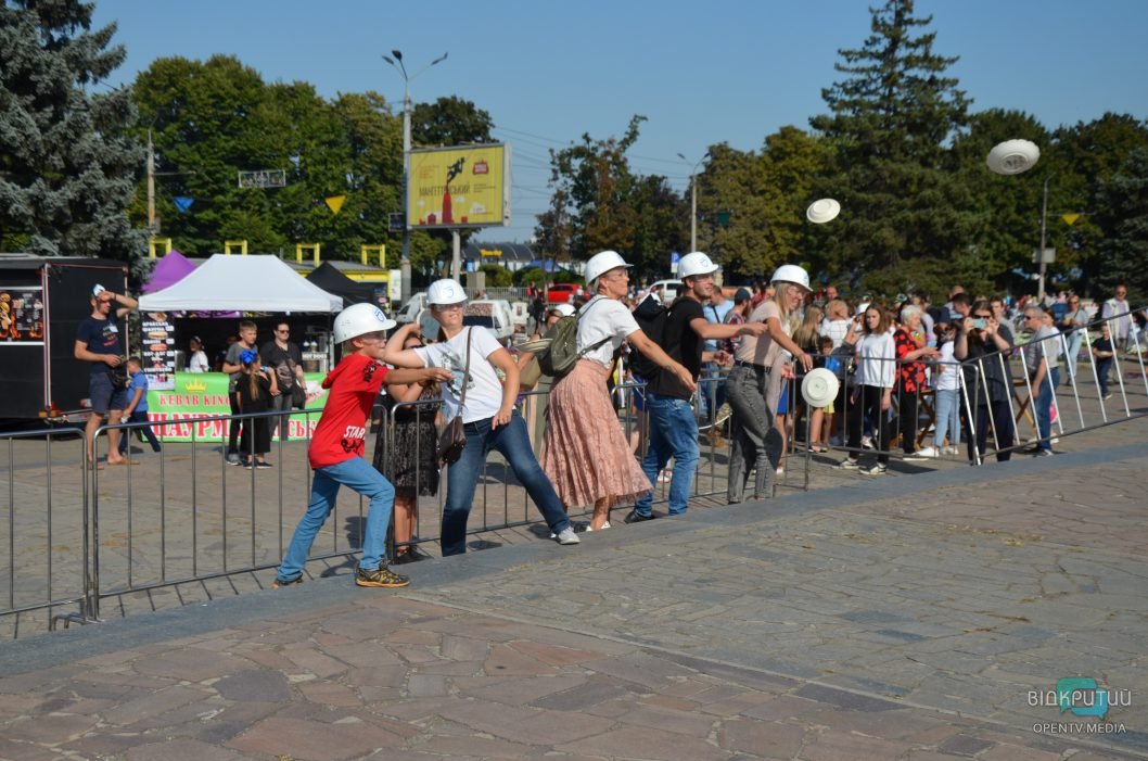 В День рождения Днепра прошла традиционная акция «Тарелка счастья» (Фото) - рис. 16