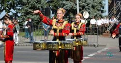 Песни, танцы, музыка: на Набережной Днепра прошли зажигательные фестивали - рис. 20