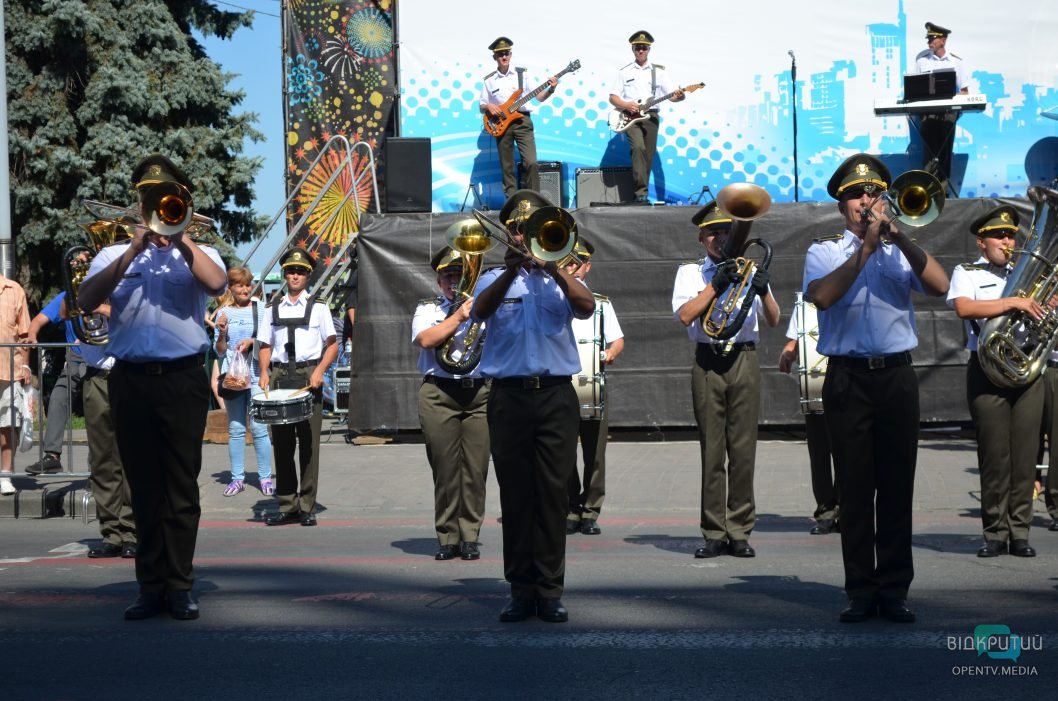 Песни, танцы, музыка: на Набережной Днепра прошли зажигательные фестивали - рис. 13