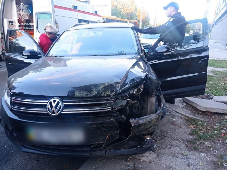 Стало плохо за рулем: в Днепре водитель Volkswagen врезался в маршрутку - рис. 2