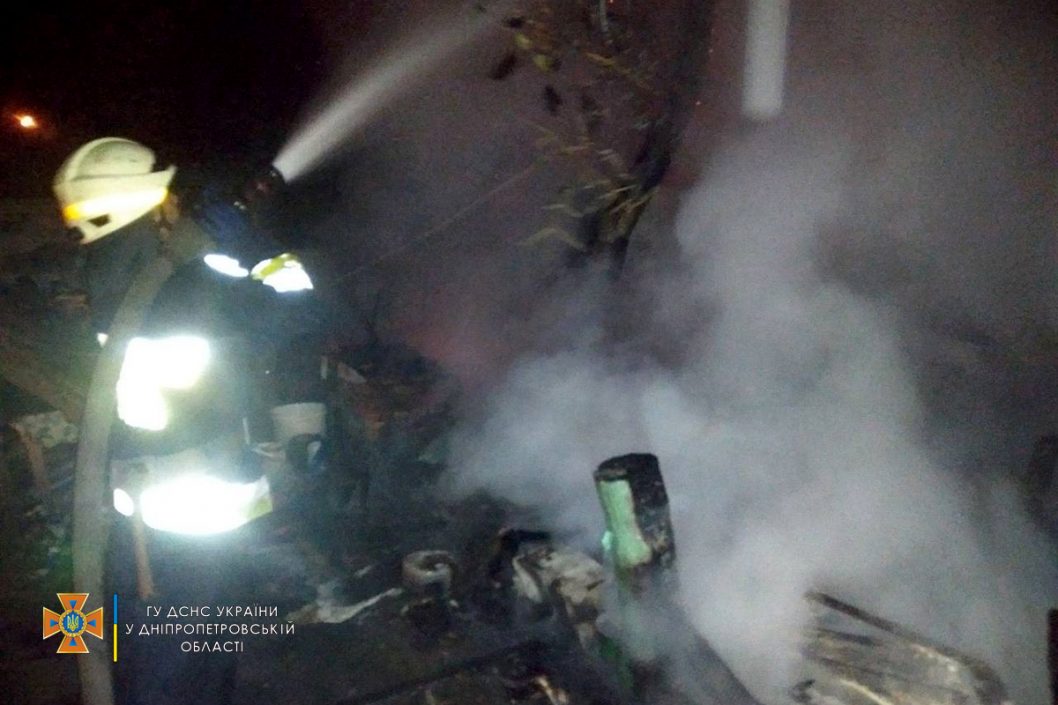 В Днепре ночью дотла сгорел заброшенный дом: фото - рис. 2