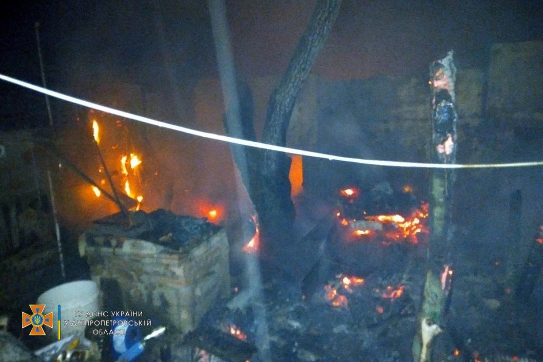 В Днепре ночью дотла сгорел заброшенный дом: фото - рис. 3