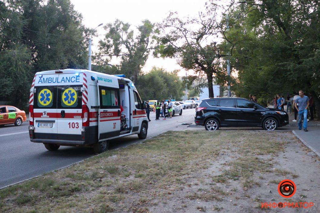 В Днепре водитель Mercedes сбил пешеходов, светофор и врезался в дом (Видео) - рис. 6