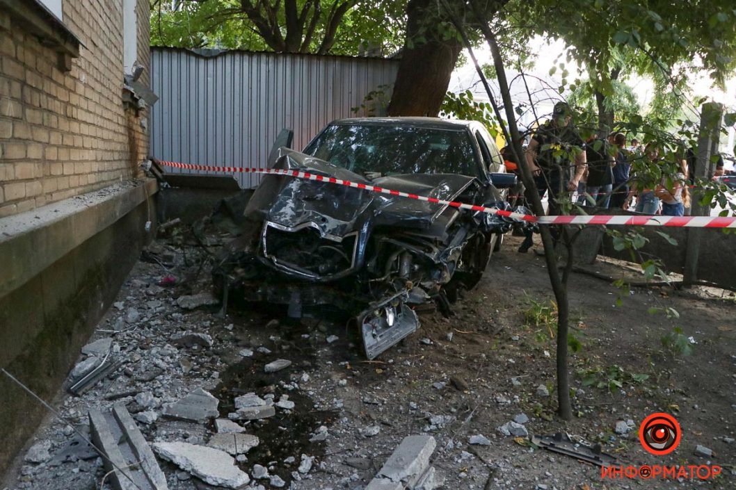 В Днепре водитель Mercedes сбил пешеходов, светофор и врезался в дом (Видео) - рис. 1