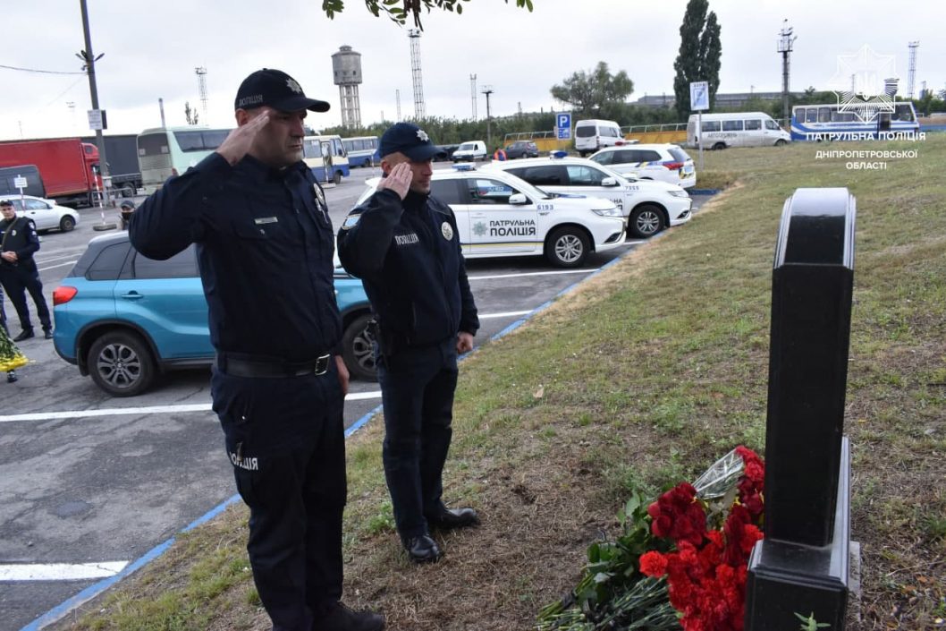 5 лет спустя: в Днепре почтили память убитых полицейских возле автовокзала (Фото) - рис. 10
