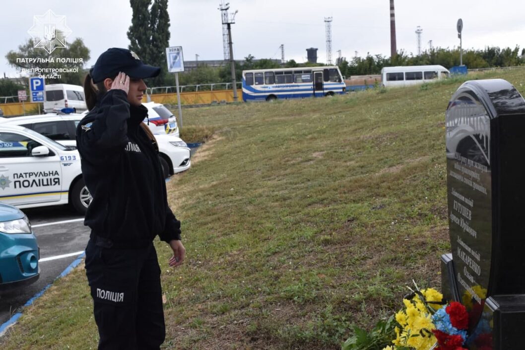 5 лет спустя: в Днепре почтили память убитых полицейских возле автовокзала (Фото) - рис. 7
