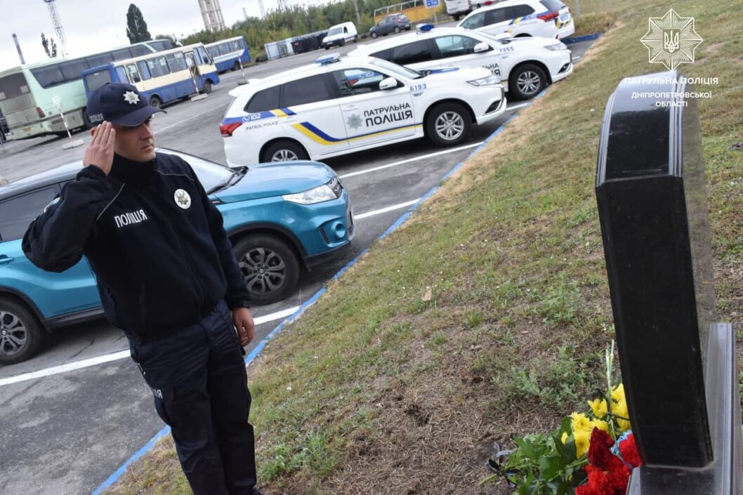 5 лет спустя: в Днепре почтили память убитых полицейских возле автовокзала (Фото) - рис. 8
