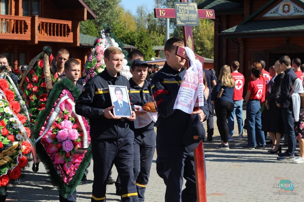 В Днепре простились с жертвой теракта Дарьей Гречищевой - рис. 24