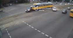 В Днепре водитель BMW "остановил" трамвай (Видео) - рис. 2