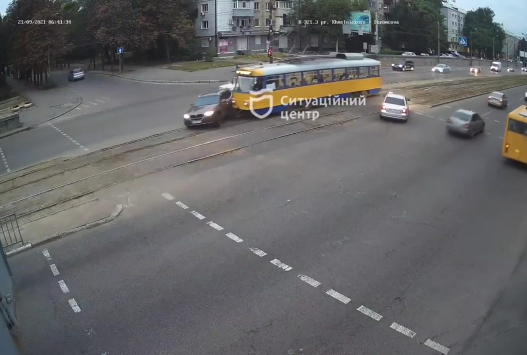 В Днепре водитель BMW "остановил" трамвай (Видео) - рис. 1