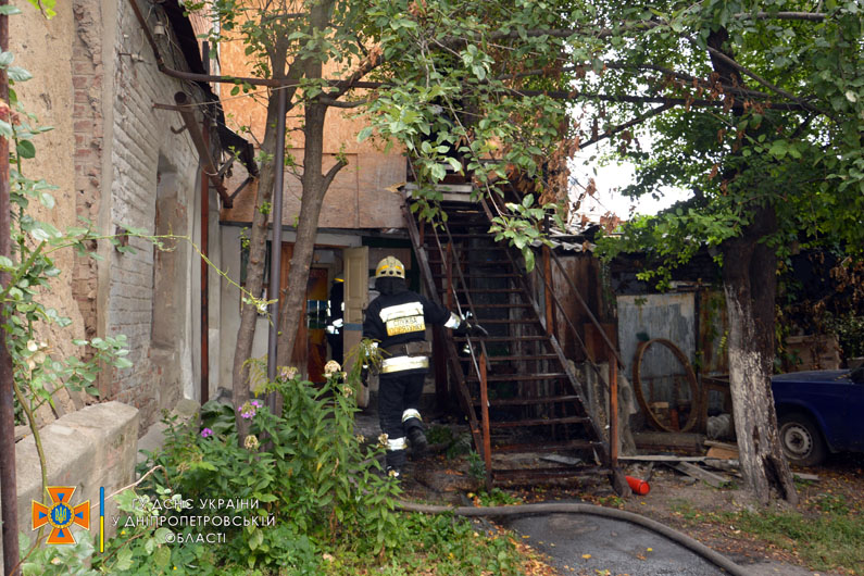 В центре Днепра загорелся многоквартирный дом (Фото/видео) - рис. 1
