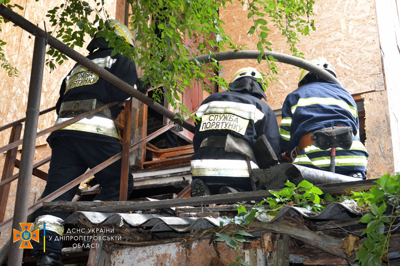 В центре Днепра загорелся многоквартирный дом (Фото/видео) - рис. 3