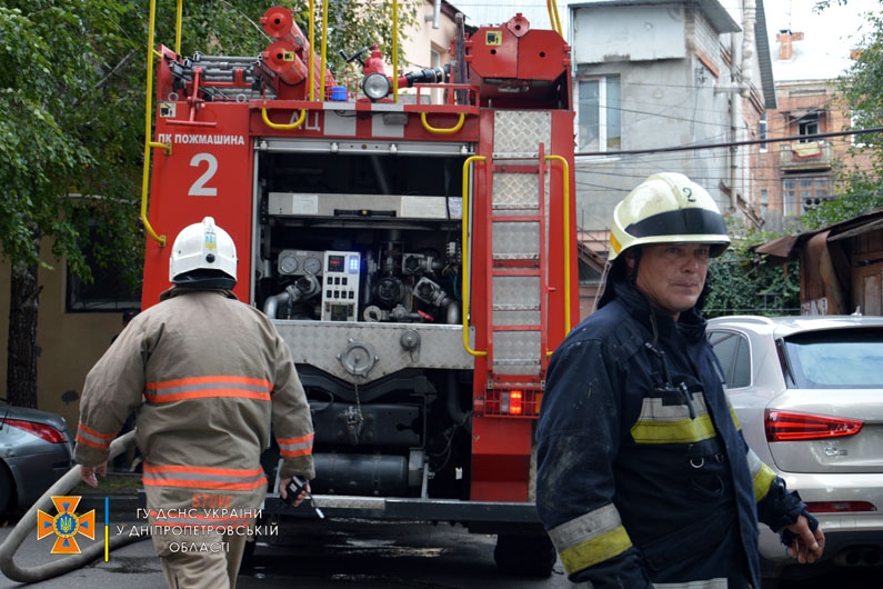 В центре Днепра загорелся многоквартирный дом (Фото/видео) - рис. 5