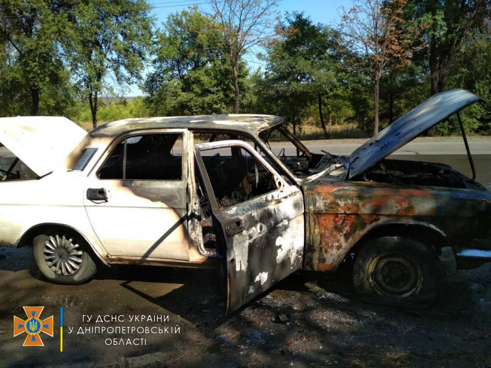 В Кривом Роге сгорел автомобиль «Волга»: пострадали два человека - рис. 1