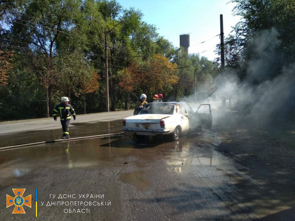 В Кривом Роге сгорел автомобиль «Волга»: пострадали два человека - рис. 3