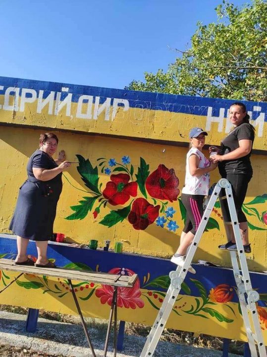 В Никопольском районе автобусная остановка расцвела Петриковской росписью - рис. 2