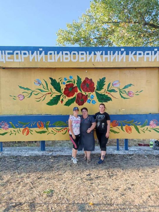 В Никопольском районе автобусная остановка расцвела Петриковской росписью - рис. 3