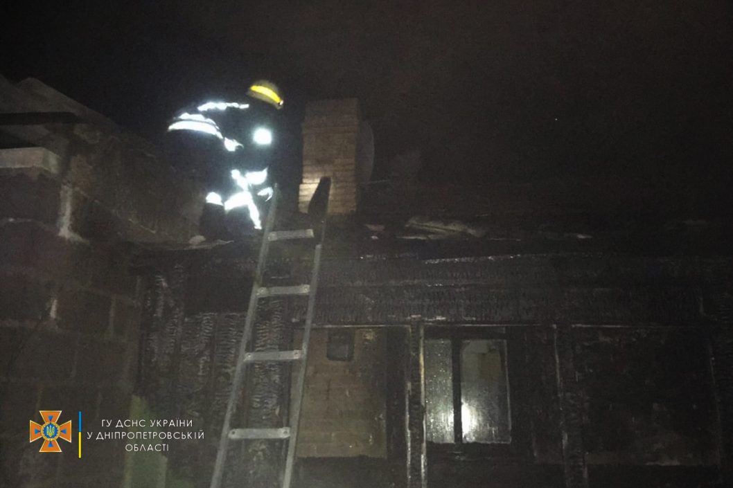 В Марганце Днепропетровской области загорелись два жилых дома - рис. 1