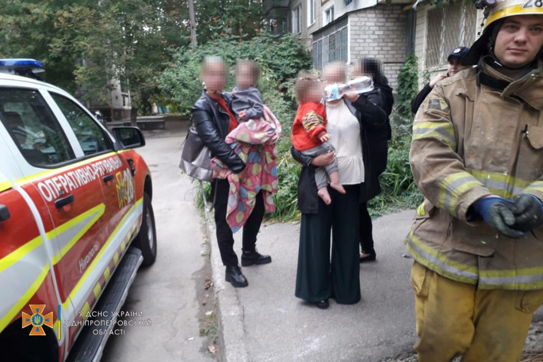 В Никополе сотрудники ГСЧС спасли двух маленьких девочек, запертых в квартире - рис. 2