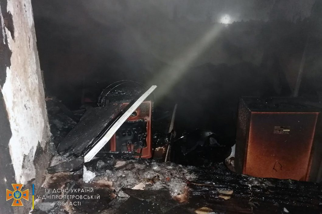 В Никополе ночью сгорел частный жилой дом (Фото) - рис. 2