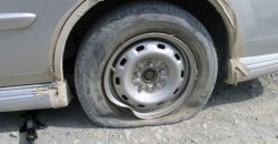 В Днепре пять легковых автомобилей пробили шины на огромных ямах (Видео) - рис. 4