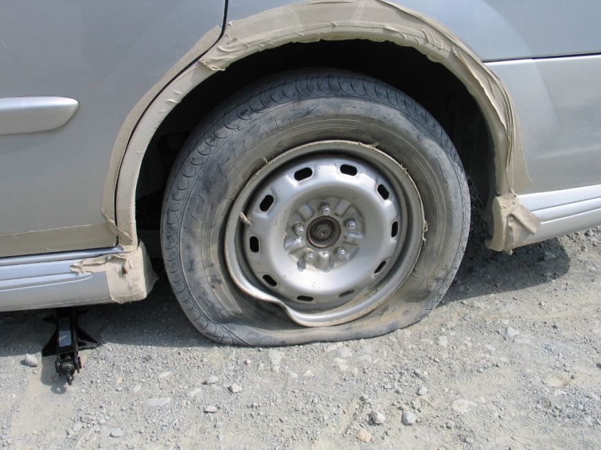 В Днепре пять легковых автомобилей пробили шины на огромных ямах (Видео) - рис. 1