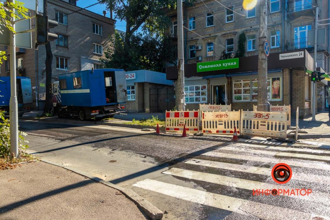 В Днепре возле Строительной академии в яму с водой провалилась девушка - рис. 5